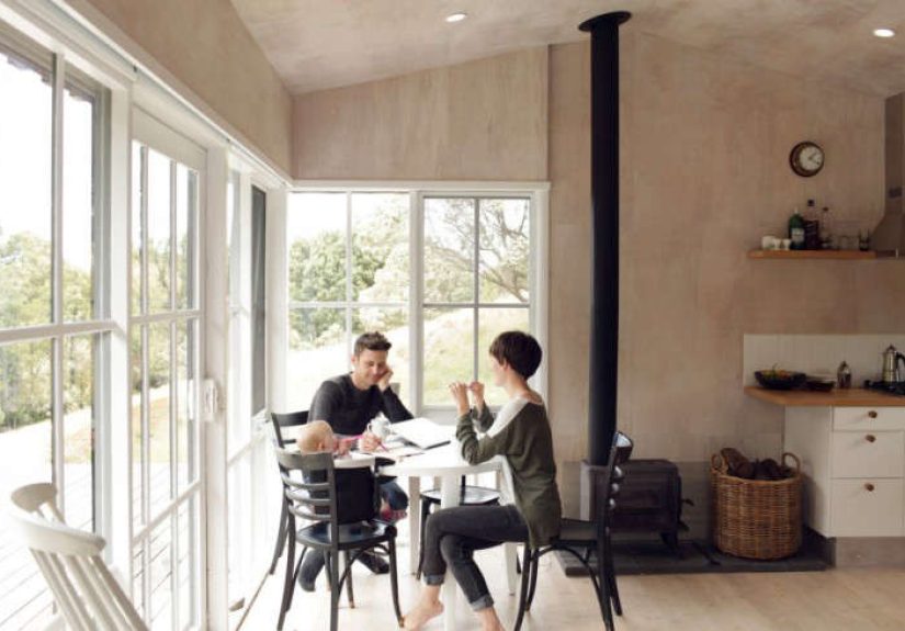 Off-the-Grid Retreat: Anthony and Phoebe Dann's Homemade Cabin in Australia