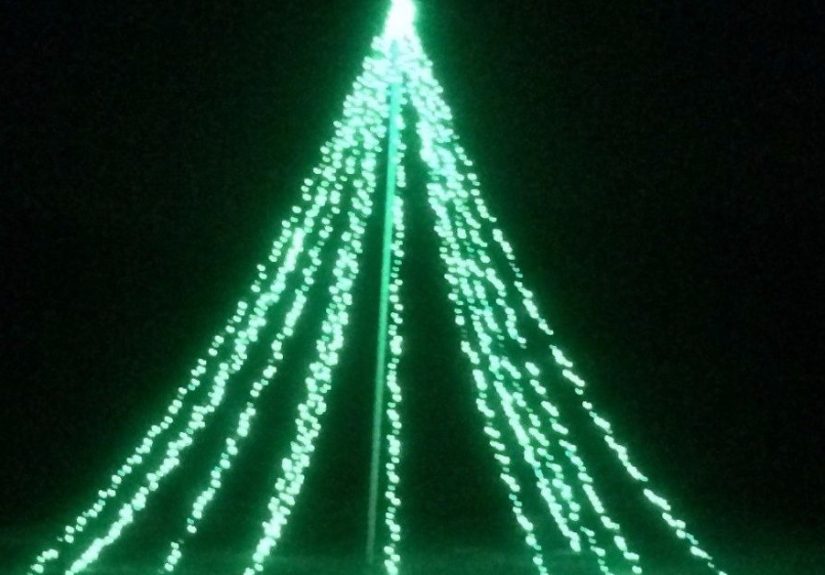 DIY Giant Outdoor Christmas Decor Idea on a Budget