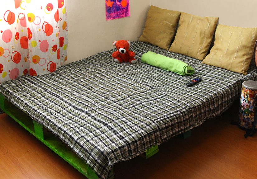 How to Make a Pallet Bed Frame: 6 Steps