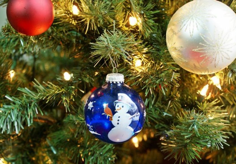 How to Plug in a Tree That Already Has Christmas Lights